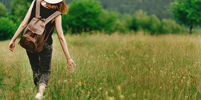 Девојка на ливади