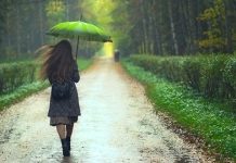 Данас умерено облачно, повремено са кишом и пљусковима, максимална дневна температура и до 26 степени Девојка са зеленим кишобраном шета по киши