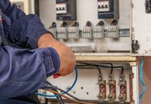 Планско искључење: Сутра без струје мештани Лубнице, Заграђа и део улице Николе Пашића у Зајечару Електричар ради са кабловима