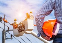 Због радова на мрежи и системске замене бројила сутра без струје део Зајечара и село Ласово Електротехничар држи заштитну кацигу док електричари раде на електричном ступу