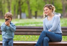 Данас умерено облачно, максимална дневна температура око 28 степени Мајка и син се забављају у парку