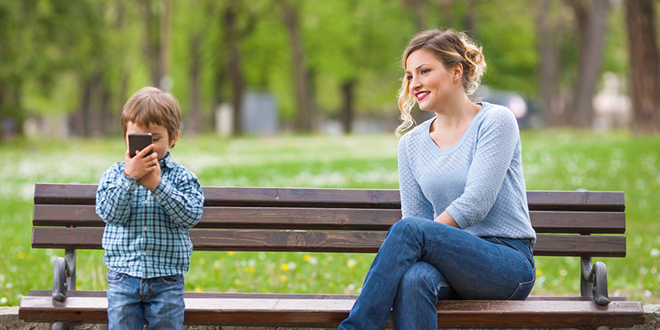 Мајка и син се забављају у парку Мајка и син се забављају у парку