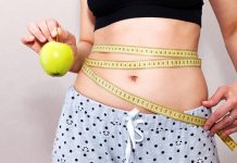 Kако до равног стомака за дан Млада жена мери свој струк кројачким метром