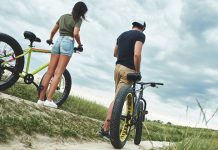 Данас умерено облачно и топлије, максимална дневна температура око 30 степени Момак и девојка гурају своје брдске бицикле
