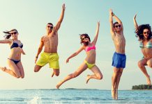 НАЈДУЖИ ДАН У ГОДИНИ: Данас почиње лето! Пријатељи се забављају на плажи