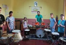 Наступ полазника школе бубњева зајечарског „Дечијег центра” у Лесковцу 19. јула „Дечији центар” Зајечар — Полазници школе бубњева