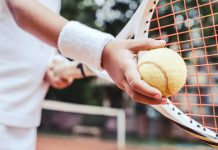 Тениски турнир „ОП Зајечара – АС Тимок” од 13. до 15. јула у Зајечару Девојчица држи тениску лоптицу и рекет