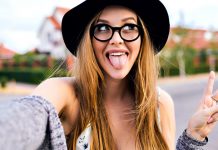 СЕЛФИ УБИЈА: Више од 250 људи погинуло због „лајка“ Девојка ради "selfie" камером свог мобилног телефона