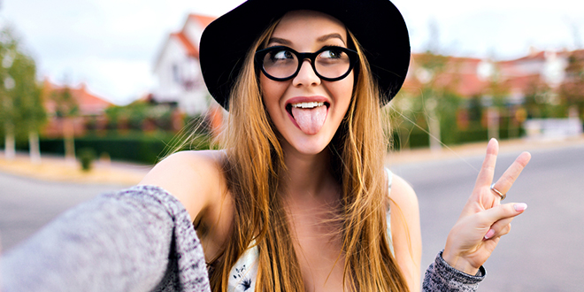 Девојка ради "selfie" камером свог мобилног телефона