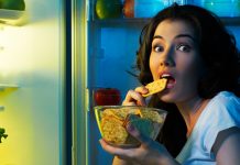 5 разлога да избегавате да једете касно увече Девојка ноћу узима храну из фрижидера