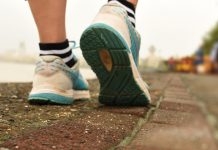 Данас умерено облачно, максимална дневна температура око 29 степени Девојка шета