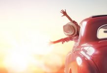 У Зајечару сунчано и топло, максимална дневна температура и до 28 степени Девојка ужива у вожњи колима