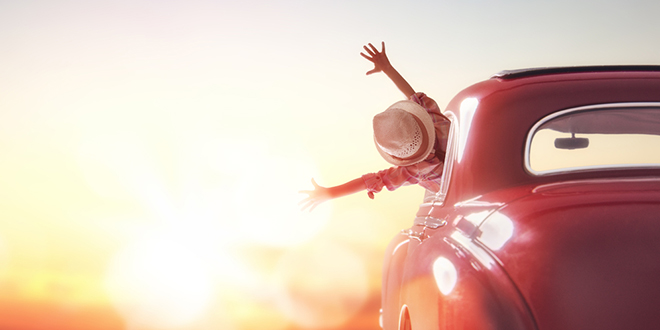 Девојка ужива у вожњи колима