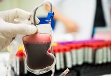 Прикупљено 34 јединица крви у Зајечару Доктор држи кесицу крви