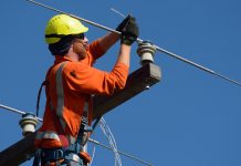Радови на електричној мрежи: Поједини мештани града Зајечара и села Заграђе сутра без струје Електричар на бандери