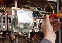 ОБАВЕШТЕЊЕ: Поједина зајечарска насеља сутра без струје Електричар замењује старе електричне инсталације