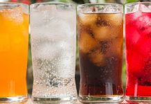 Заслађени напици опаснији него што се мислило Газирани напици у стакленим чашама