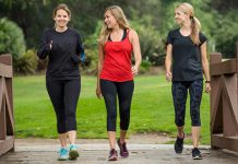 10 разлога да шетате сваког јутра Група девојака ужива у шетњи