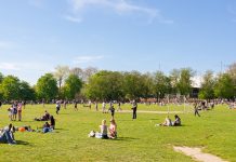 Данас сунчано и тропски топло, максимална дневна температура и до 33 степена Људи уживају у парку