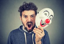 Kако да препознате пасивно-агресивно понашање Љут мушкрарац држи маску насмејаног кловна