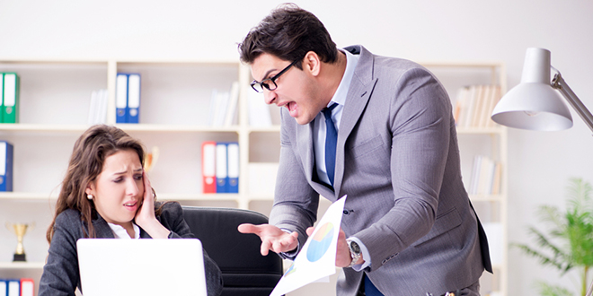 Љутити шеф виче на радницу незадовољан њеним радом