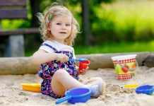 Данас нас је пробудило сунце, сутра већ киша, максимална дневна температура и до 39 степени Мала девојчица се игра у песку