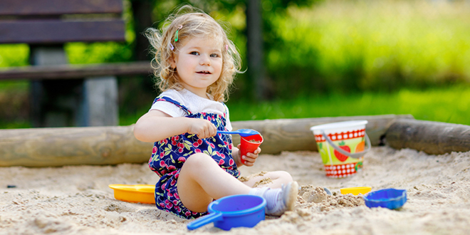 Мала девојчица се игра у песку