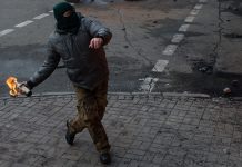 ПУ Зајечар: Пронађени починиоци који су бацили Молотовљев коктел на локал „Баумаркет” Маскирани мушкарац баца Молотовљев коктел