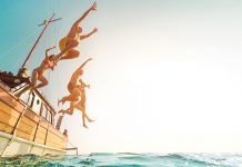 Пливајте што више: Здраво је, забавно и топи калорије Млади људи скачу са једрилице у океан