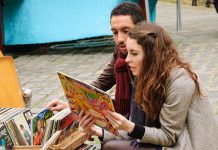 Летња берза плоча, дискова, стрипова у зајечарском Омладинском центру Момак и девојка купују старе грамофонске плоче