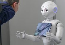 БУДУЋНОСТ: Kућни робот који вас слуша, буквално! Мушкарац разговара са роботом асистентом