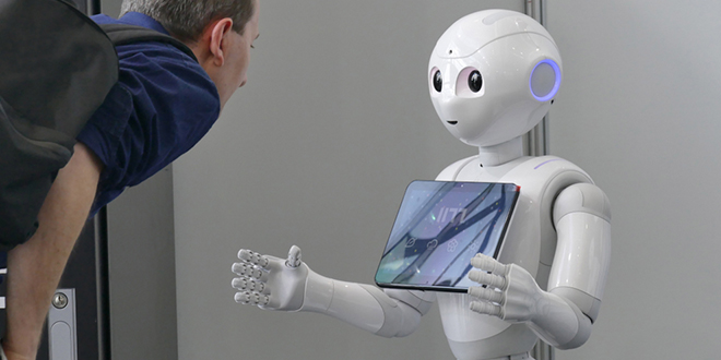 Мушкарац разговара са роботом асистентом