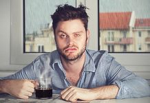 Дан после пијанчења — слабије памћење, лошији рефлекси Мушкарац са мамурлуком