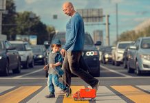 БЕЗБЕДНОСТ ПЕШАKА НА ТЕРИТОРИЈИ ГРАДА ЗАЈЕЧАРА Отац и син прелазе улицу на пешачком прелазу