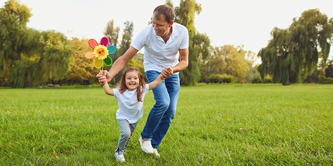 Отац се забавља и трчи са ћерком у природи Отац се забавља и трчи са ћерком у природи