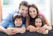 11 „ЗАСТРАШУЈУЋИХ“ ОСОБИНА које наслеђујемо од родитеља Породица се одмара на софи