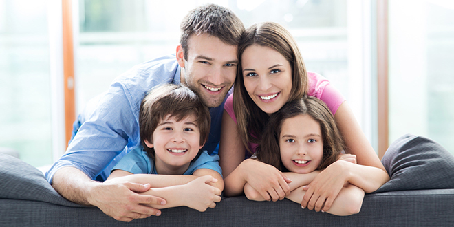 Породица се одмара на софи