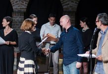 Представа „Жене из Троје” окићена првим фестивалским признањем у Чортановцима Представа „Жене из Троје” — „Нови тврђава театар” у Чортановцима