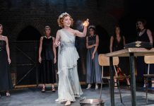 Синоћ пред пуним гледалиштем изведена представа „Жене из Троје” у Чортановцима Представа „Жене из Троје” — „Нови тврђава театар” у Чортановцима