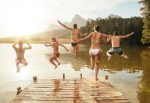 ВРЕО ДАН ЈЕ ПРЕД НАМА! Данас сунчано и топло време, максимална дневна температура и до 36 степени Пријатељи се забављају и скачу у језеро