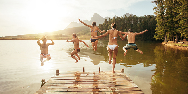 Пријатељи се забављају и скачу у језеро