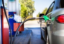 ДОБРА ВЕСТ ЗА ВОЗАЧЕ: Појефтинило гориво на пумпама Пуњење резервоара аутомобила на бензинској станици