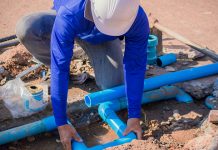 Интервенције на водоводној мрежи у улици Ивана Милутиновића, поједине улице у Зајечару сутра БЕЗ ВОДЕ Радник поправља водоводне цеви