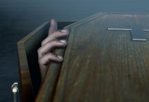 Бор: Прошетао се градом с крстом у руци, па легао у мртвачки сандук! Рука мушкарца вири из мртвачког сандука