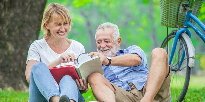 Старији брачни пар ужива у парку Старији брачни пар ужива у парку
