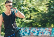 Припремите флашице воде: Данас сунчано и врло топло, максимална дневна температура и до 35 степени Тинејџер пије воду из флашице