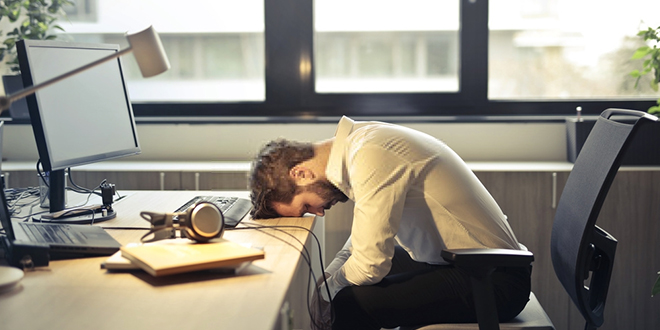 Уморан мушкарац на послу