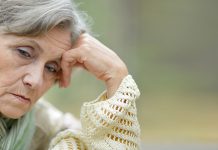 Здраве навике смањују ризик од Алцхајмерове болести Замишљена старија жена седи у парку