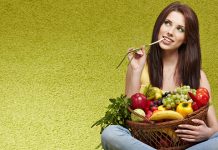 Свеже или кувано: Kако је најбоље јести воће и поврће Девојка држи кошару са воћем и поврчем