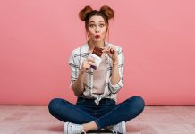 Још једно „оправдање“ да уживате у чоколади Девојка једе чоколаду